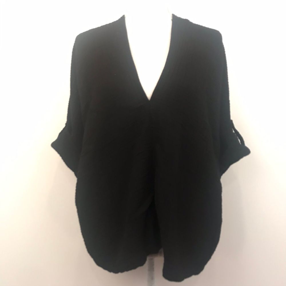 NWT Tina Jo Black Textured V-Neck Button Up Sleeve